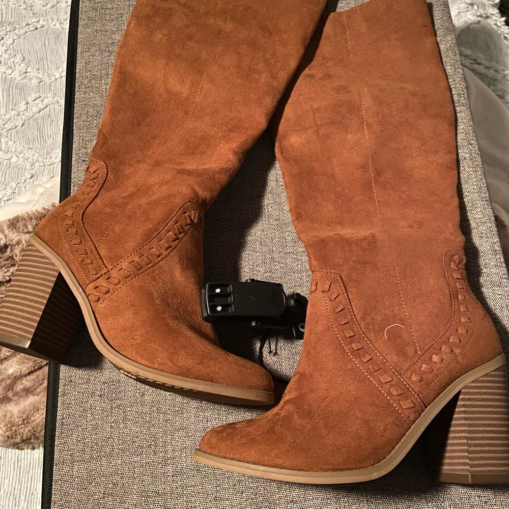 Memory foam , knee high brown boots 😍size 6